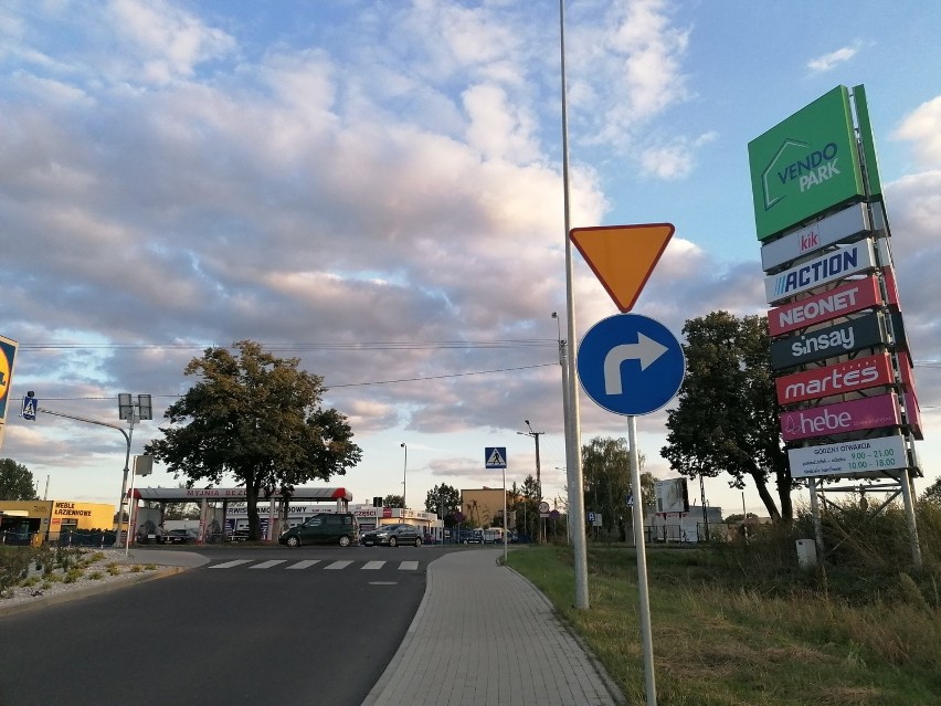 W Łasku kierowcy nagminnie łamią tu przepisy. Bo jest im tak wygodnie ZDJĘCIA