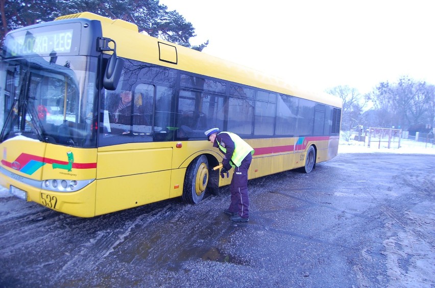 Włocławek: Policjanci sprawdzają stan techniczny autobusów przewożących dzieci [ZDJĘCIA]