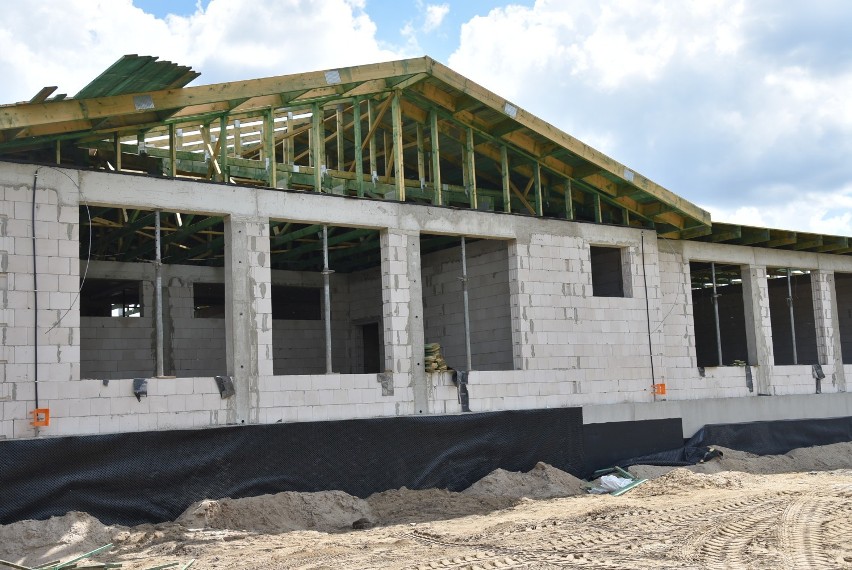 Budowa nowego skrzydła przy Samorządowej Szkole Podstawowej w Kaczanowie. Postęp prac [FOTO]