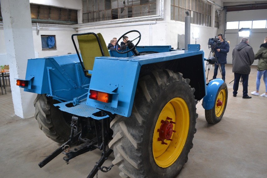 Uczniowie ze szkoły w Rusocinie odnawiają stare ciągniki. Zetor 50 to już trzeci remontowany traktor [GALERIA]