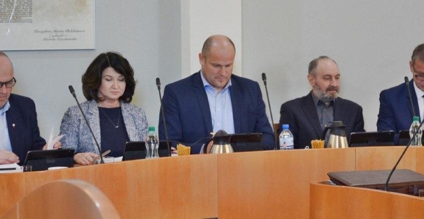 Majątki starosty i członków zarządu powiatu bełchatowskiego. Przeglądamy oświadczenia  majątkowe