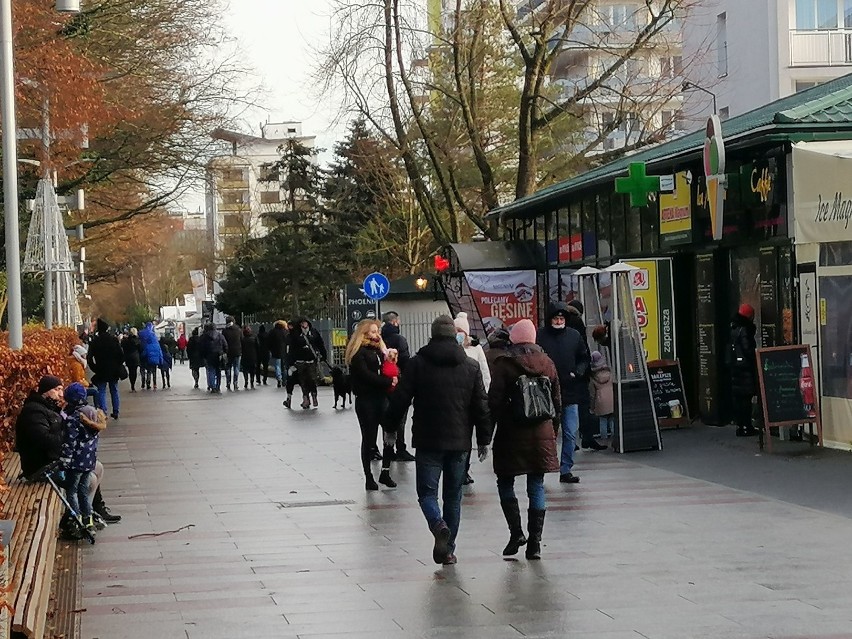 W święta, na molo i promenadzie w Kołobrzegu. Tuż przed zamknięciem hoteli