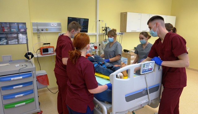 Studenci drugiego roku kierunków pielęgniarstwo i ratownictwo medyczne odbywają zajęcia praktyczne w Monoprofilowym  Centrum Symulacji Medycznej.