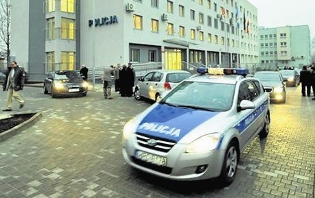 Chrzanowskie: radiowóz pod marketem, ale policjanci na służbie