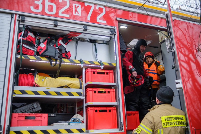 Akcja strażaków z Tarnowa na skutym lodem stawie Kantoria. Akcję obserwowała młodzież ze szkół. To były pokazowe ćwiczenia [ZDJĘCIA]