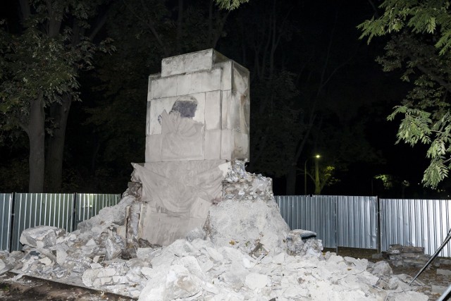 Pomnik Wdzięczności Żołnierzom Armii Radzieckiej w Warszawie. Demontują kontrowersyjny pomnik w imię dekomunizacji