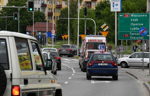 Wielu kierowców jadących aleją IX Wieków Kielc chce skręcić w prawo w Źródłową a pas jest tylko jeden, więc łamią przepisy i wykonują ten manewr  z pozostałych pasów blokując ruch innym kierowcom.