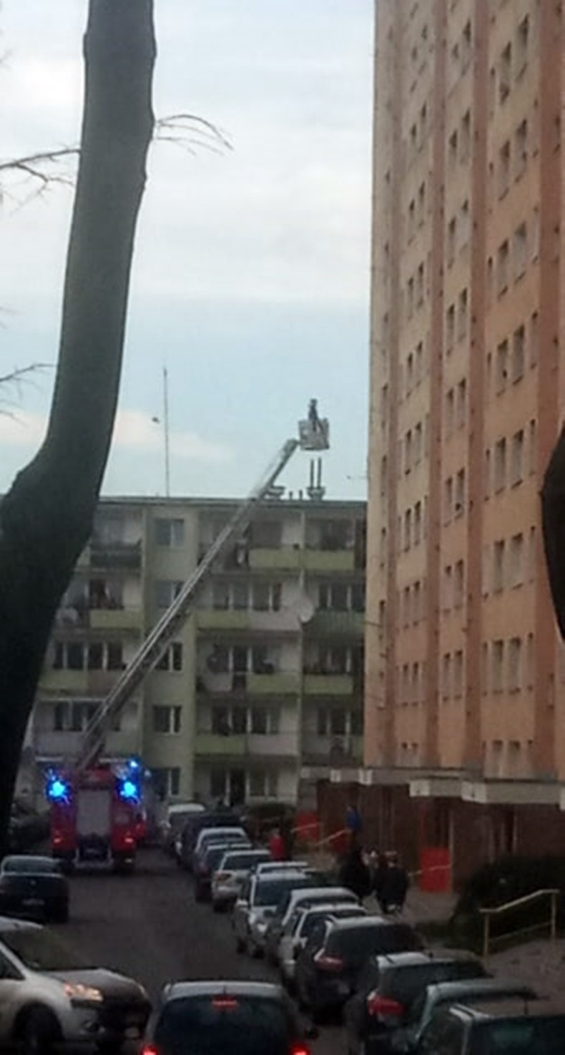 Pożar w wieżowcu na osiedlu Zachód. Zadymione dwie klatki ZDJĘCIA, WIDEO