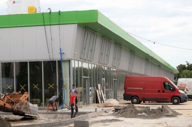 Budowa nowego kompleksu handlowego na placu d. PKS-u w Inowrocławiu dobiega końca