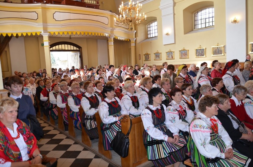 Uroczystości w Białaczowie rozpoczęła msza w kościele św....