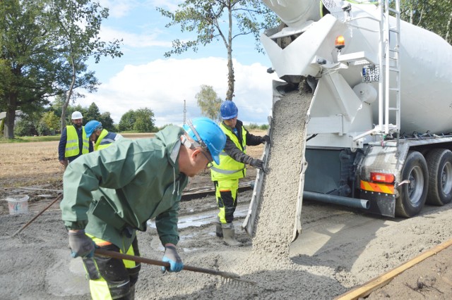 W gminie Bełchatów uruchomiono instalację do produkcji betonów. Gmina budować będzie betonowe drogi