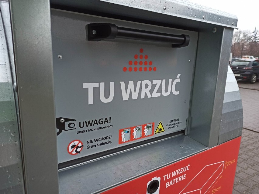Pojemniki na elektroodpady stojące na Osiedlu Westerplatte w Rawiczu