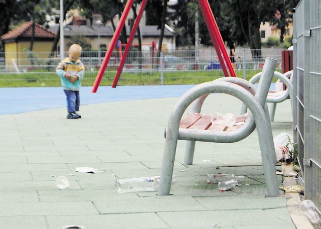 Place zabaw na miejskich błoniach to, dla niektórych, miejsce do picia alkoholu