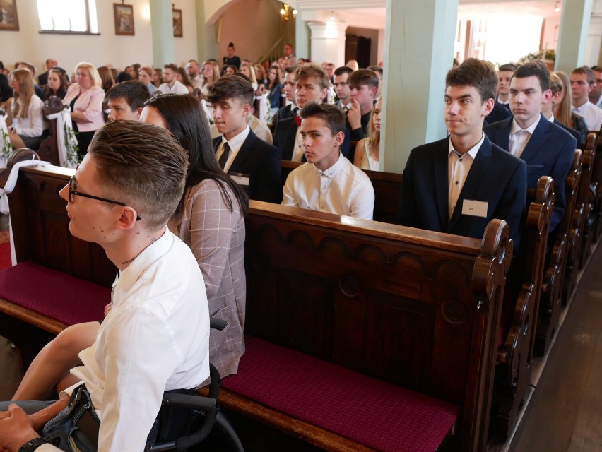 Bierzmowanie w Skokach. Młodzież z parafii pod wezwaniem świętego Mikołaja Biskupa przyjęła sakrament