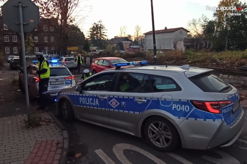 Pościg policyjny w Bytomiu i Chorzowie. Kierowca był zdesperowany, wjechał w radiowóz