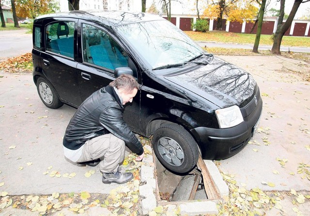 Na parkingu przy ul. Sadowej na Bałutach Maciej Czaplicki wpadł przednim kołem swojej pandy do studzienki telekomunikacyjnej. Pod ciężarem auta zarwały się stare betonowe płyty.