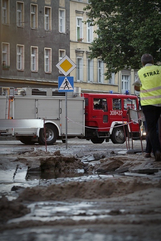 Pękła magistrala wodna przy ul. Słowiańskiej/Ołbińskiej (ZDJĘCIA)