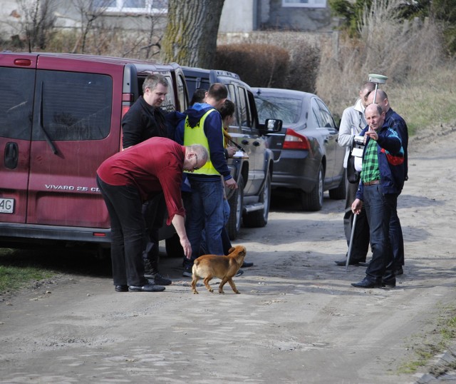 Pod koniec kwietnia br. na drogach gminnych odbyła się wizja lokalna z udziałem biegłych.