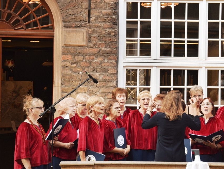 Chór Feminae Cantantes z Gdańskiej Akademii Seniora pod...