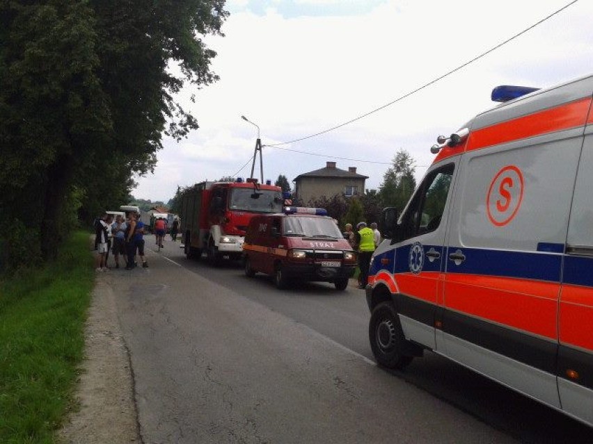 Wypadek w Gilowicach na ul. Krakowskiej. Samochód uderzył w płot. Cztery osoby ranne