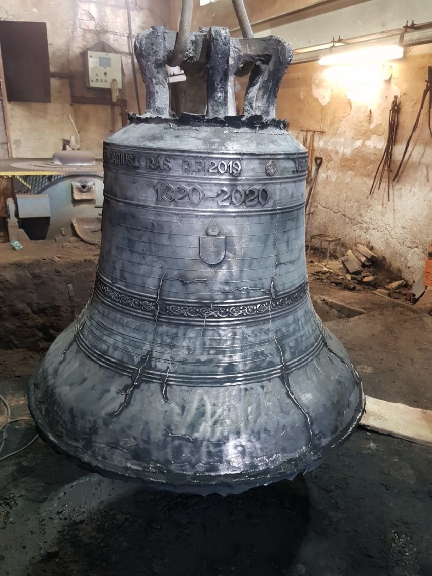 Dzwon Józef z Nazaretu już wydobyty z dołu odlewniczego