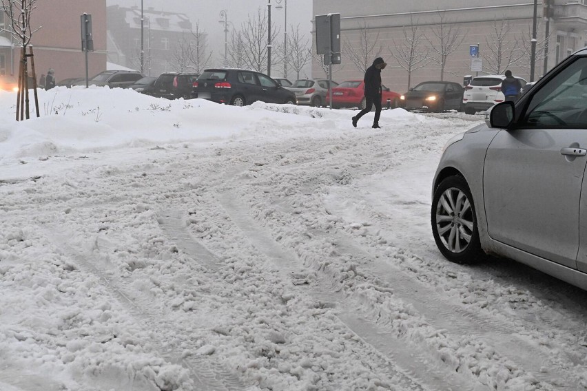 Wałbrzych: Kierowcy brną w śniegu na parkingu przy ulicy Rycerskiej 