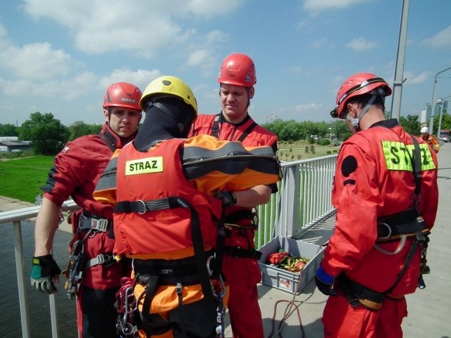Ćwiczenia poznańskich strażaków na Warcie