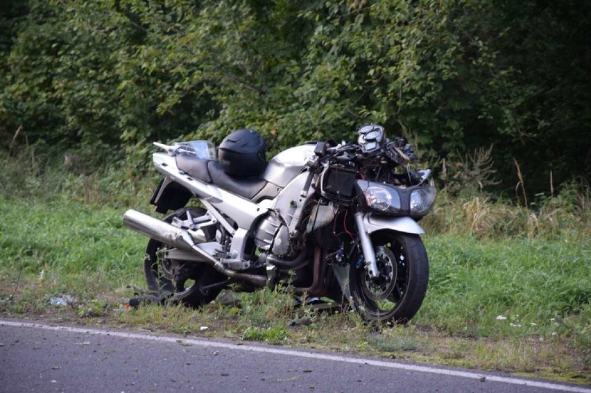 Wypadek na trasie Wągrowiec-Skoki. Motocykl zderzył się z samochodem osobowym [ZDJĘCIA]