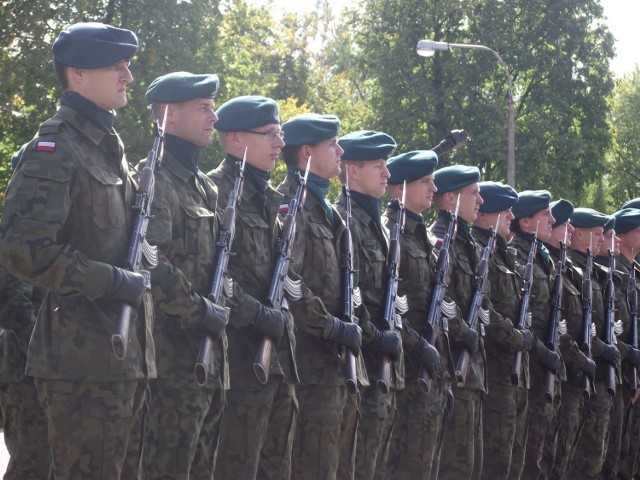 Żołnierze podczas uroczystego apelu.

fot. Robert Butkiewicz