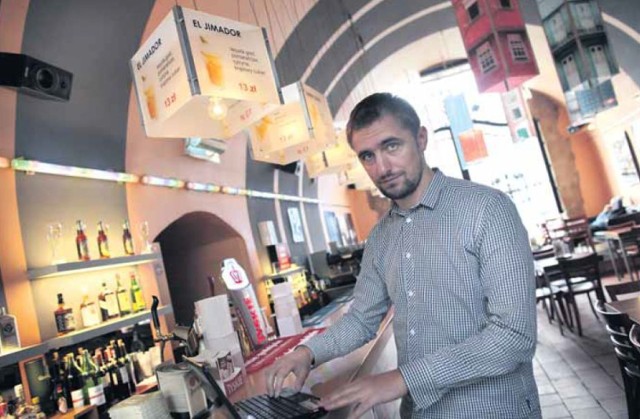 Jednym z pierwszych w Szczecinie miejsc, gdzie uruchomiono hotspot, jest Brama Jazz Cafe. – Mamy przepustowość 10 Mb/s – mówi właściciel Jarosław Nowak. – Dzięki temu zyskujemy klientów, którzy z internetu mogą korzystać również na dworze