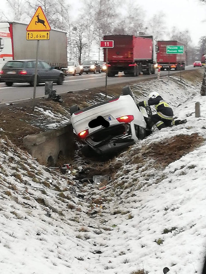 Dwa auta zderzyły się na DK 11 w Sobótce. Trzy osoby poszkodowane, w tym dziecko