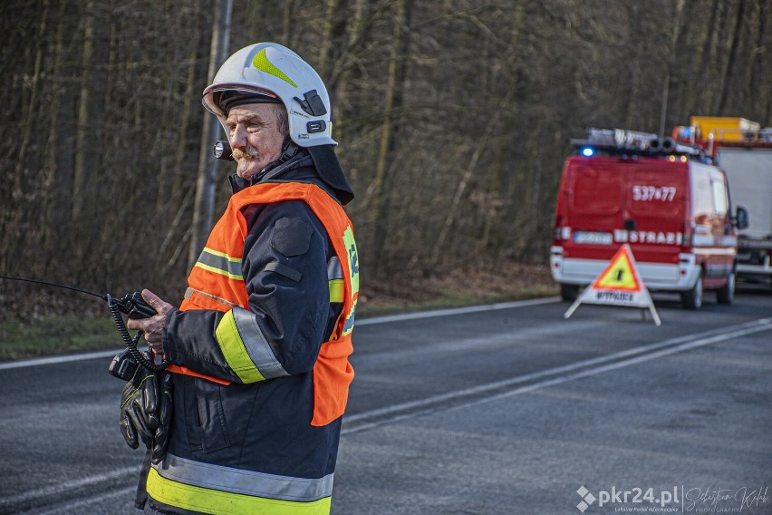 23-latek wypadł z drogi na trasie Krotoszyn-Ostrów Wlkp. i dachował. Trafił do szpitala w Krotoszynie [ZDJĘCIA]