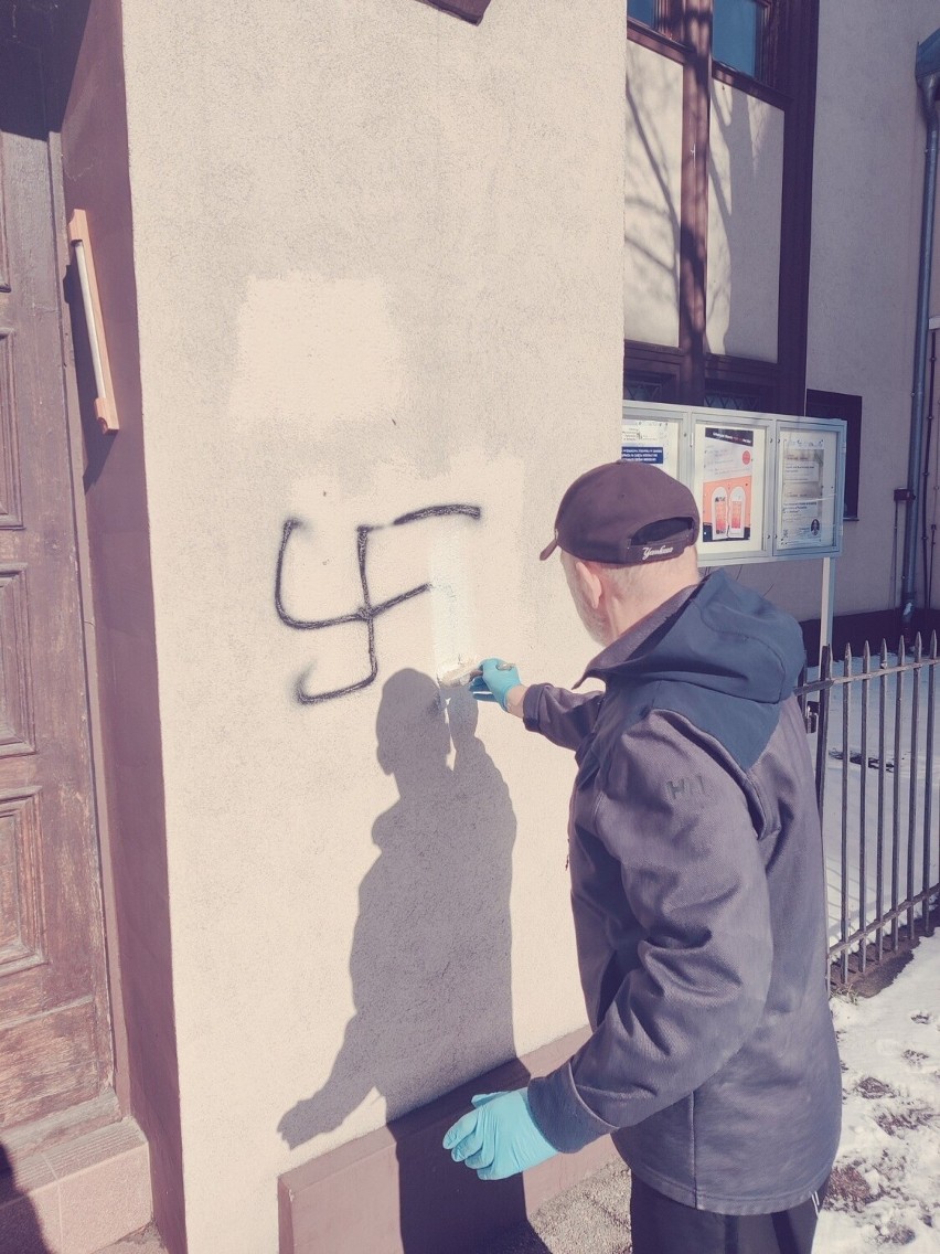 Swastyka na murze synagogi. Akt wandalizmu w Gdańsku Wrzeszczu. Policja zatrzymała dwóch nastolatków