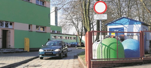 Na teren szkoły mogą wjechać tylko pracownicy. W pobliżu nie ma większego parkingu