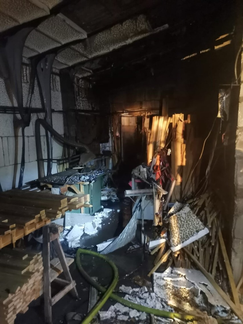 Pożar budynku gospodarczego w Rostarzewie. Straty sięgnęły 100 tysięcy złotych