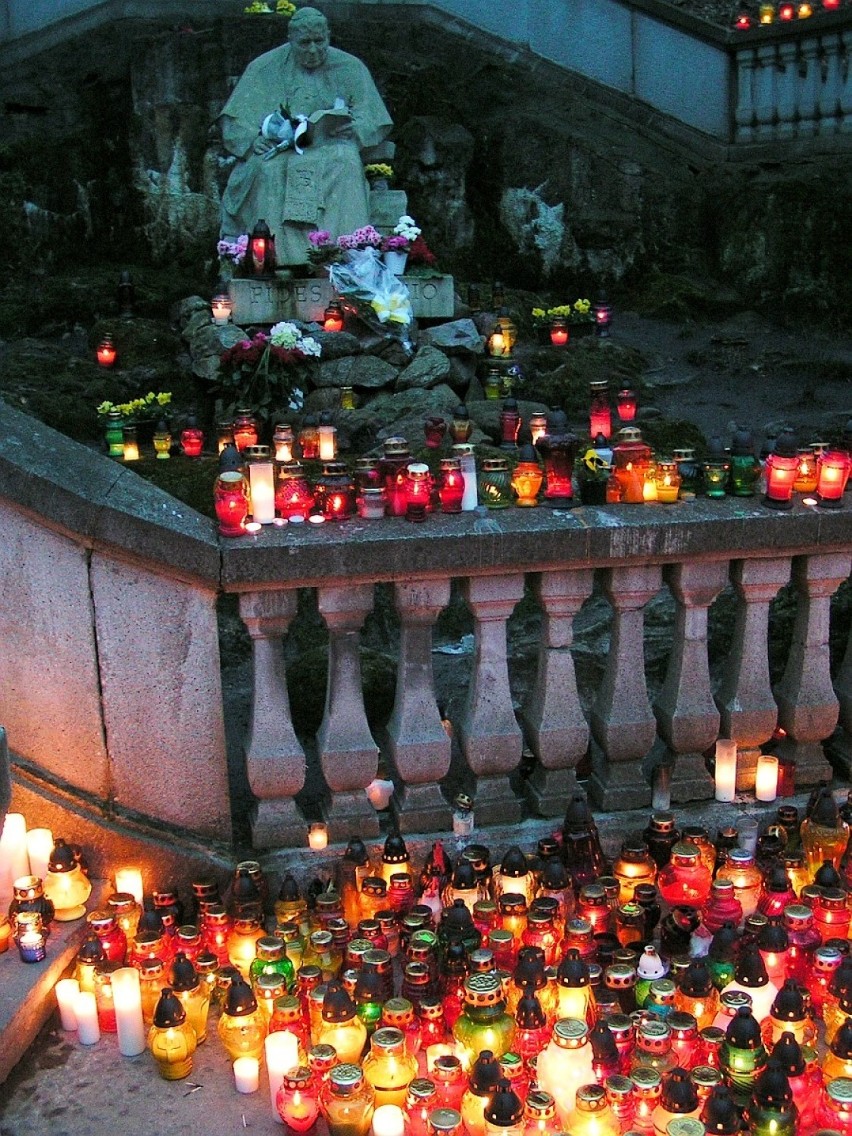 15 lat od śmierci Jana Pawła II w Pelplinie zapłonęły znicze 