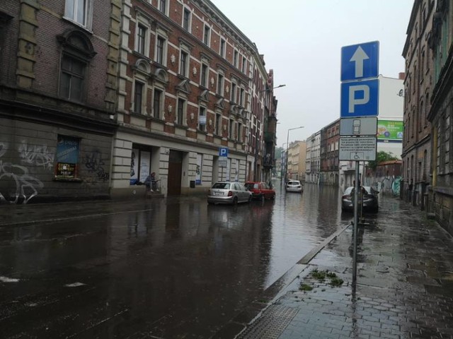 Intensywne opady atmosferyczne spowodowały, że niektóre ulice w Bytomiu były zalane. W przyszłości do takich sytuacji w mieście ma nie dochodzić.