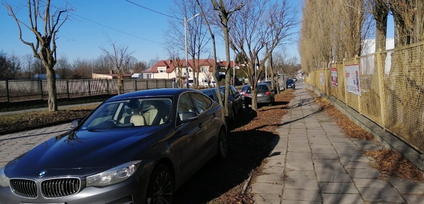 Bezkarnie parkują samochody wprost na trawniku