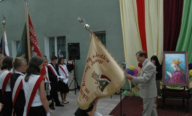 Jedlec. 25. rocznica wizyty Jana Pawła II w Kaliszu i 15. rocznica przywrócenia szkole imienia Królowej Jadwigi w Jedlcu
