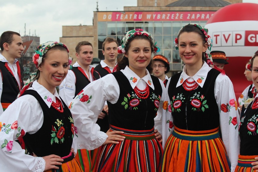 Maturzyści z gdańskich szkół średnich zatańczyli wspólnie...