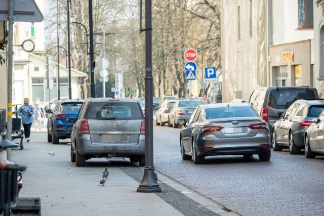 Pięknie odnowiona kilka lat temu ul. Cieszkowskiego w centrum Bydgoszczy niszczeje w oczach. Kierowcy parkują tu, jak chcą. Społeczny rzecznik pieszych apeluje do drogowców o ustawienie słupków albo donic na chodniku. Drogowcy... odsyłają do straży miejskiej. To zdjęcie ze środy (23.03).