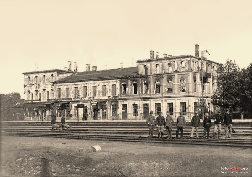 Jak przed laty wyglądał radomski dworzec. Pamiętasz fontannę? Zobacz na archiwalnych zdjęciach
