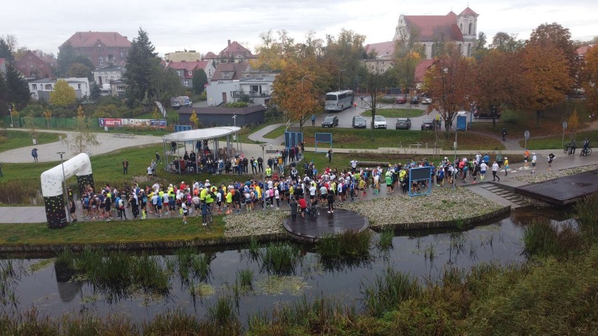 Wystartowali! Półmaraton Wągrowiec - Skoki wyruszył o 13.00 z EKO Parku na Księżym Kacerku w Wągrowcu. Meta będzie na Rynku w Skokach