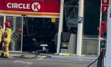 W Sosnowcu samochód wjechał w budynek stacji benzynowej Circle K. Zobacz ZDJĘCIA. Było o krok od tragedii...