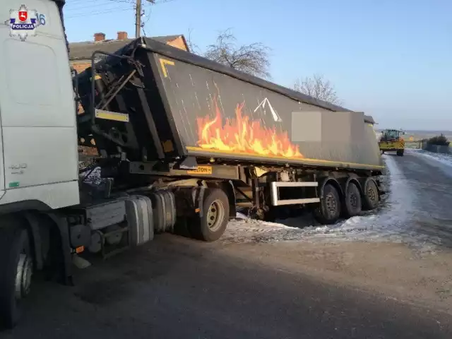 Utrudnienia w Kopinie: samochód ciężarowy wjechał do rowu, ruch odbywa się wahadłowo