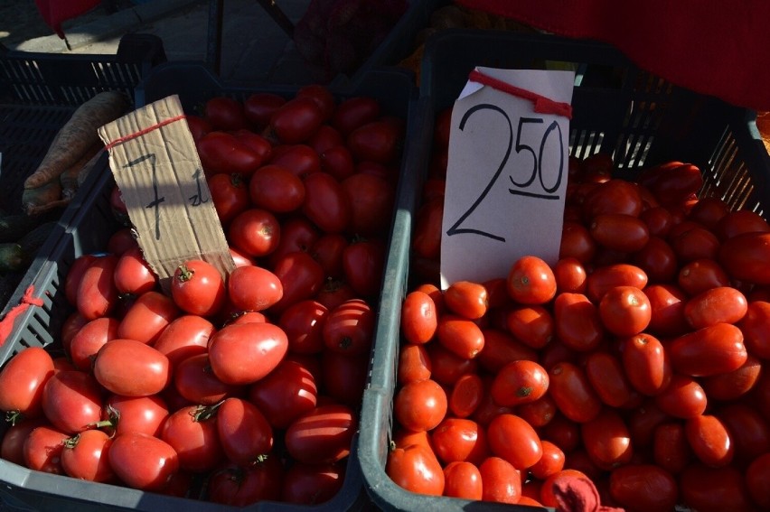 Piątkowy targ w Stalowej Woli – najwięcej na straganach jest śliwek i pomidorów. Zobacz zdjęcia