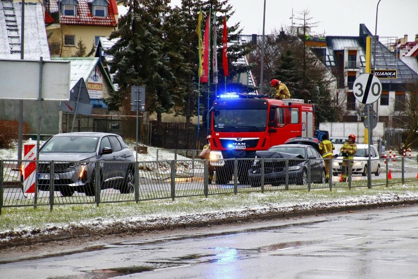 Zderzenie dwóch aut na Warszawskiej w Kielcach. Zobacz zdjęcia
