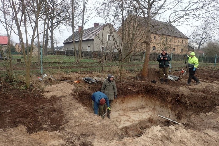 Stowarzyszenie POMOST odkryło masową mogiłę niemieckich żołnierzy 