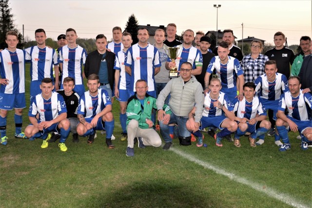 Czwartoligowy Orzeł Ryczów zdobył Puchar Polski w zachodniej Małopolsce. W finale pokonał na własnym boisku trzecioligową Sołę Oświęcim 2:1.