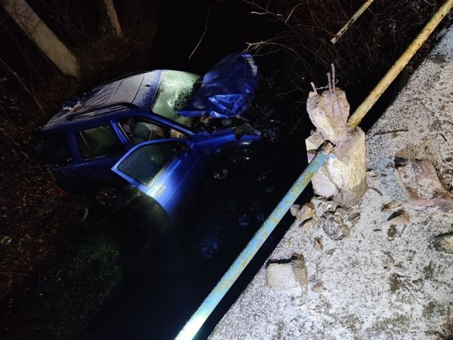 W sobotę (30 listopada) około godziny 23.00 doszło do wypadku drogowego w miejscowości Stowięcino. Samochód osobowy spadł z mostu.

Na miejscu zdarzenia pracowali: OSP Główczyce, OSP Potęgowo, JRG 1 Słupsk, JRG Lębork, patrol policji i ZRM.

Inf: OSP Główczyce